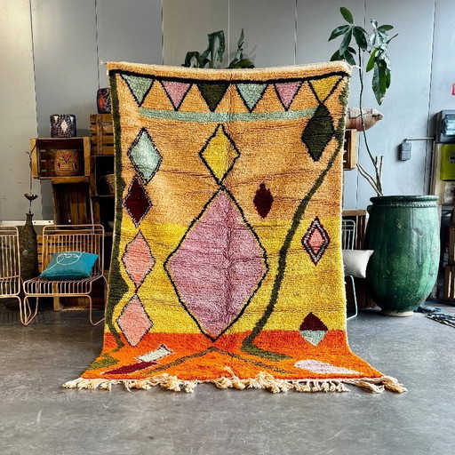 Kleurrijk geel en oranje Marokkaans tapijt, authentiek Marokkaans tapijt