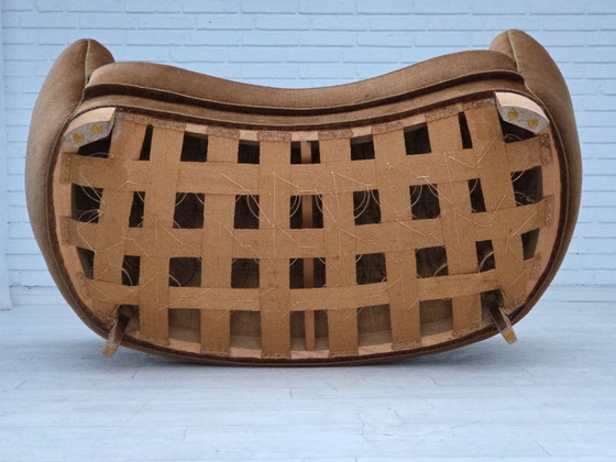 Image 1 of Sofá curvo danés de 2 plazas, década de 1960, tapizado en terciopelo marrón.