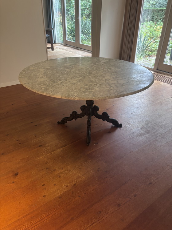 Table de salle à manger ronde en marbre avec pied en fonte – Tables de salle à manger (photo 2 of 8)