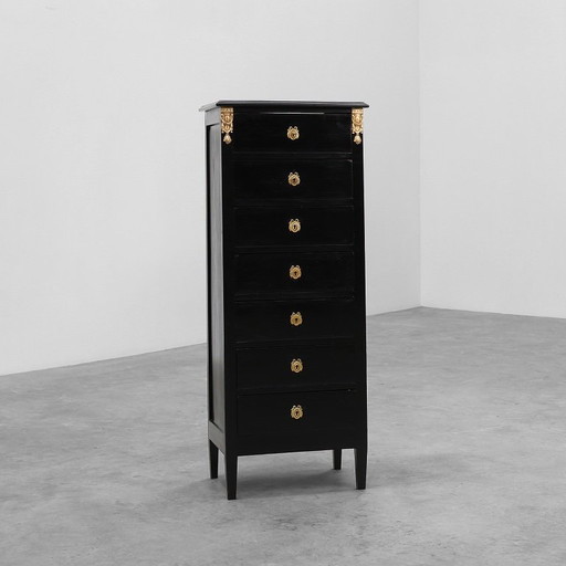 Zwarte gelakte ladekast in Lodewijk XV-stijl uit de 20e eeuw met messing beslag, Frankrijk