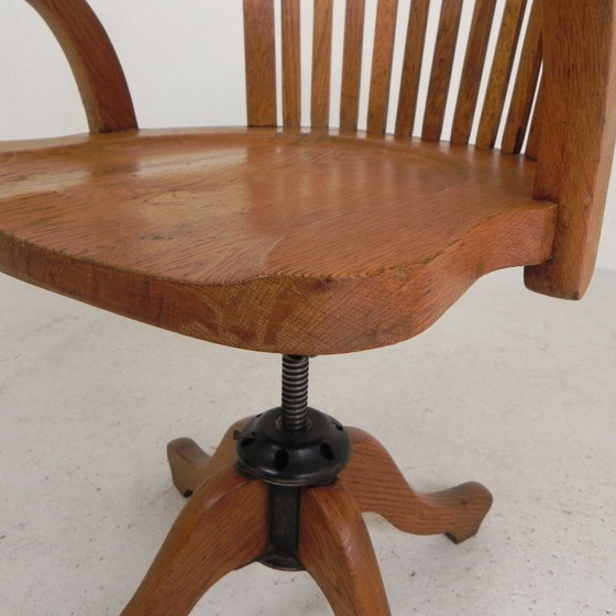 Silla de oficina de roble con sistema de muelles ajustable y regulación de altura, década de 1950. (photo 24 of 35)