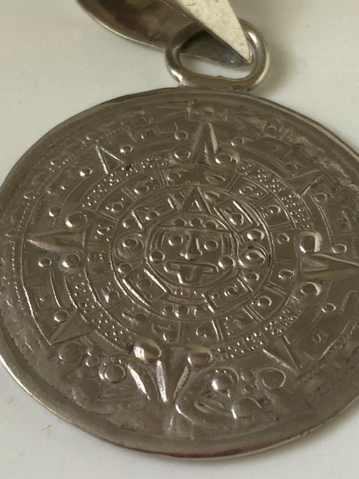 Ciondolo con calendario azteco, in argento sterling.
