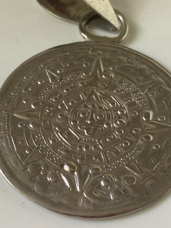Image 1 of Ciondolo con calendario azteco, in argento sterling.