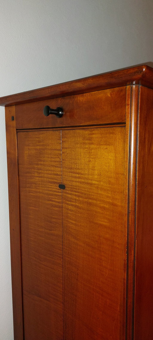 Buffet Shaker de Schuitema and Sons, 166 de large x 182 de haut x 44 de profondeur.