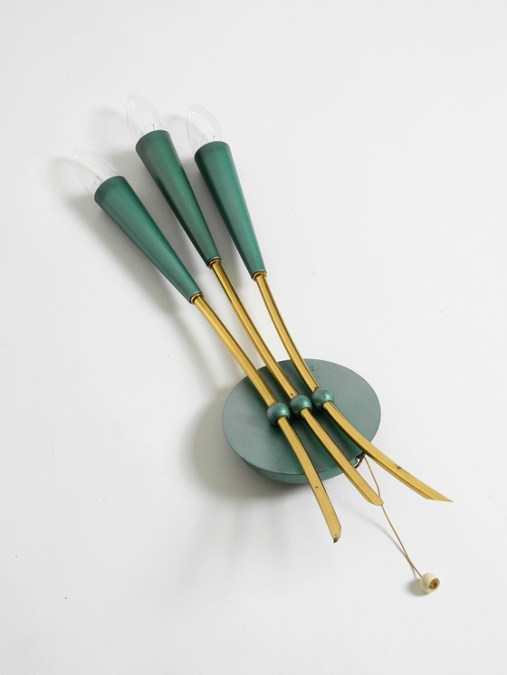 Image 1 of Bellissima lampada da parete conica a 3 luci in stile Mid-Century Modern in ottone