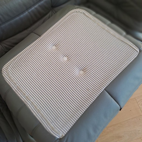 Image 1 of Original Ligne Roset Togo Ledersofa, mittelgroß, 2-Sitzer mit Armlehnen und Hocker in grauem Leder