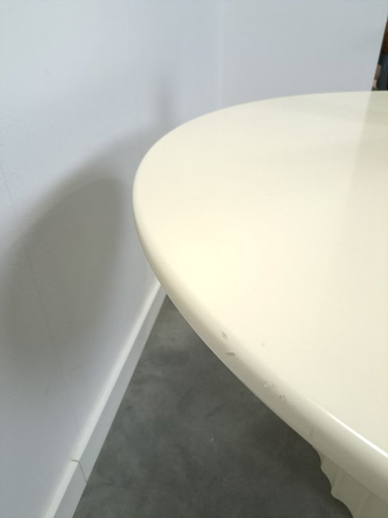 Image 1 of Runder, cremefarbener Esstisch mit gerippten Beinen