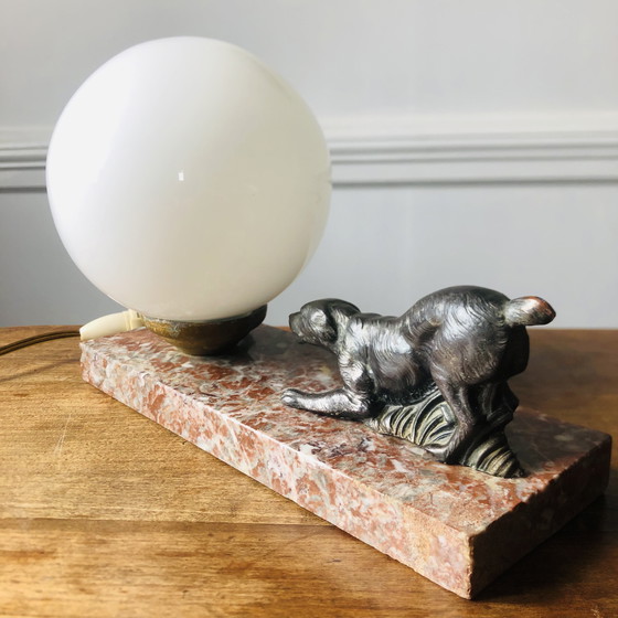 Image 1 of Lampe art déco globe en opaline et chien de chasse 
