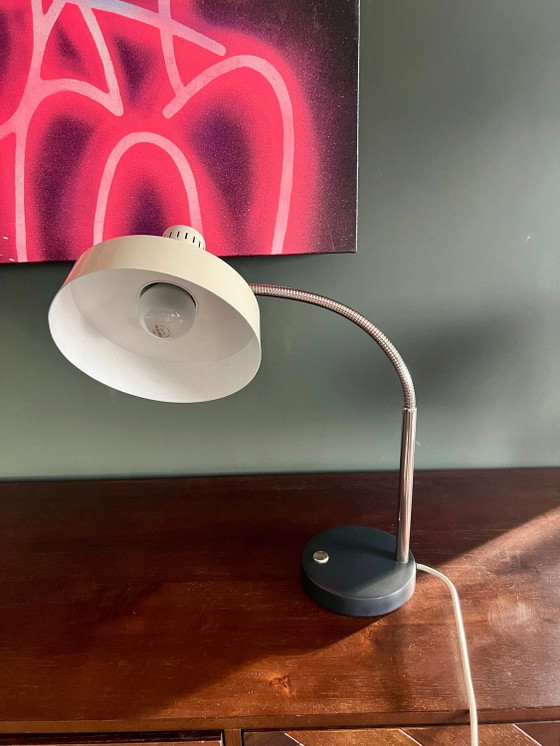 Lampada da scrivania originale Hillebrand tedesca Mid Century con collo di cigno e cappello da strega. (photo 5 of 10)
