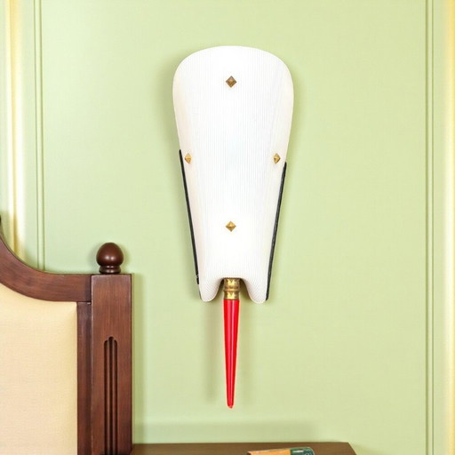 Applique murale en acrylique blanc de style Mid-Century Modern par Pierre Guariche, années 1950