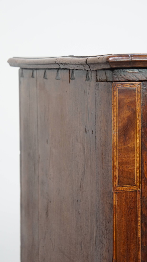 Image 1 of Ancienne armoire anglaise à 2 portes du 18ème siècle