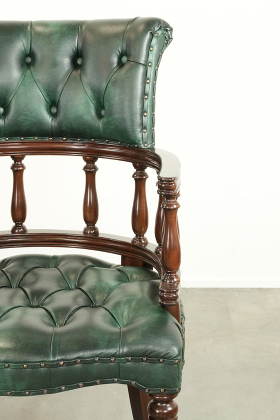 Image 1 of 2 sillas de escritorio/auxiliares Chesterfield de piel de vaca verde flameada al estilo inglés.