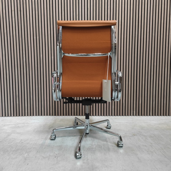 Image 1 of Silla Vitra Eames EA 219 Soft Pad – Cuero premium color coñac