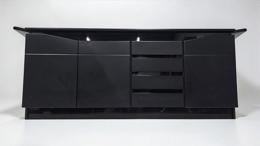 Credenza postmoderna nera lucida: una dichiarazione di stile.