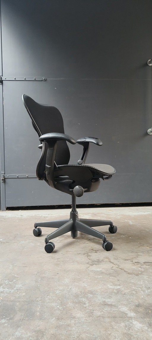 Herman Miller Mirra 2 vintage design ergonomic office chair