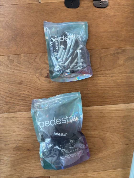 Image 1 of Supporto TV a piedistallo verde muschio