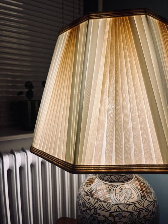 Image 1 of Vintage table lamp with beautiful shade