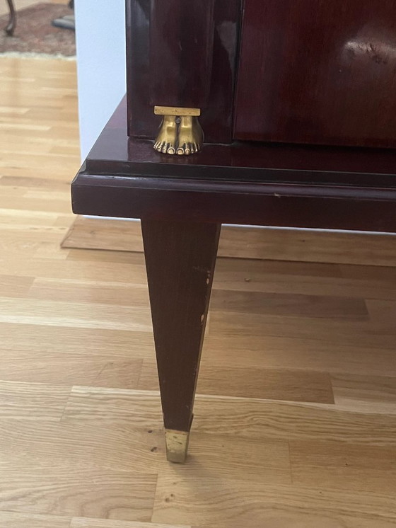 Image 1 of Vetrina vintage in stile Impero francese. Vetrina Art Déco con elementi in ottone su legno di mogano e tessuto broccato