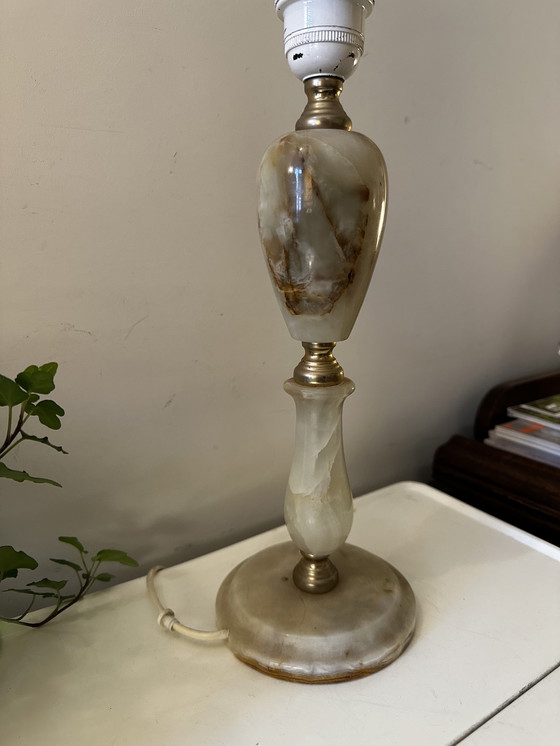 Image 1 of Lampe de table en albâtre avec détails en laiton