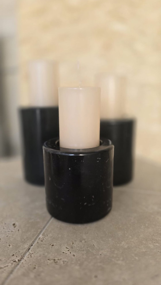 Image 1 of Ensemble de trois bougeoirs en marbre noir marquinia