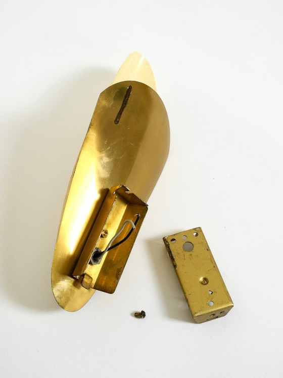 Image 1 of Una coppia di bellissime applique da parete in ottone in stile Mid-Century Modern con paralumi in fibra di vetro.