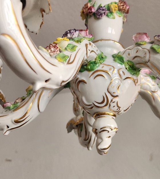 Lámpara de araña antigua de porcelana dorada, moldeada y pintada a mano por Capodimonte, estilo barroco. (photo 12 of 15)