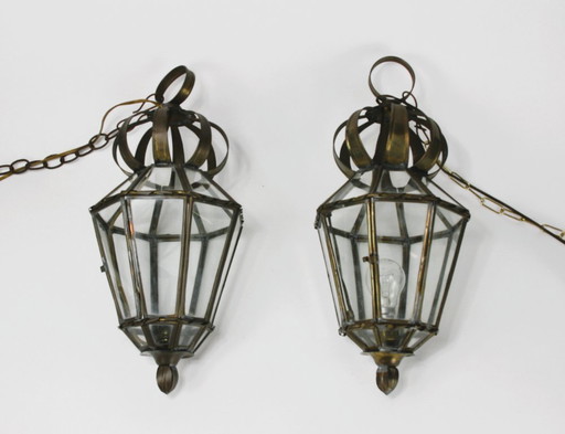 Paar kleiner Hängelaternen aus Messing mit mattiertem Glas – polygonale Kuppelform, italienischer oder spanischer Stil, etwa