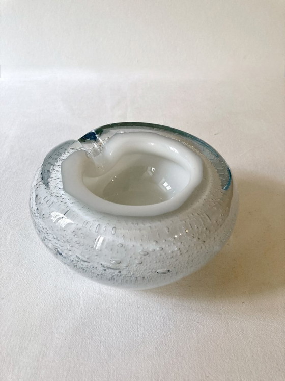Image 1 of Asbak van een combinatie van bubbelglas en mat glas, in Murano-stijl.