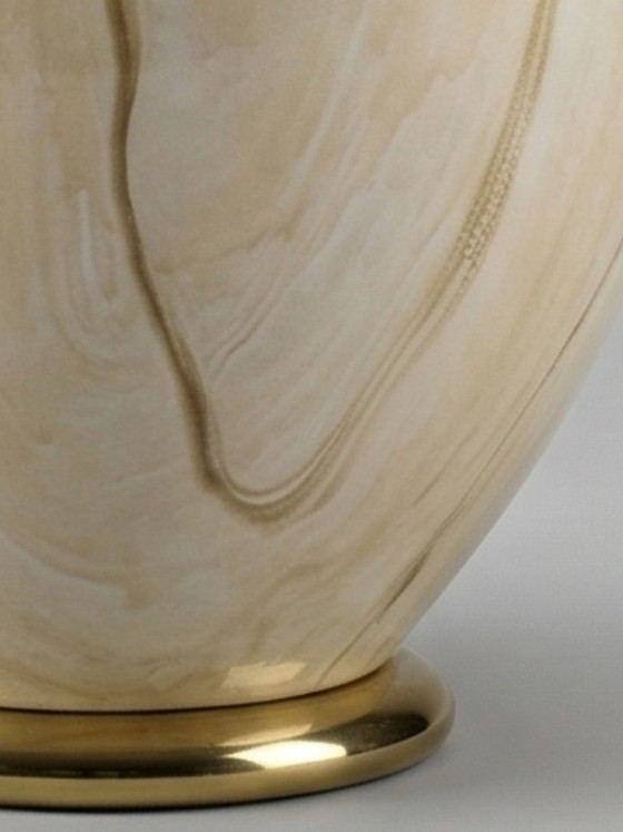 Image 1 of Grote vintage keramische lamp met beige onyx-effect en verguld messing – Hollywood Regency-stijl – 81 cm
