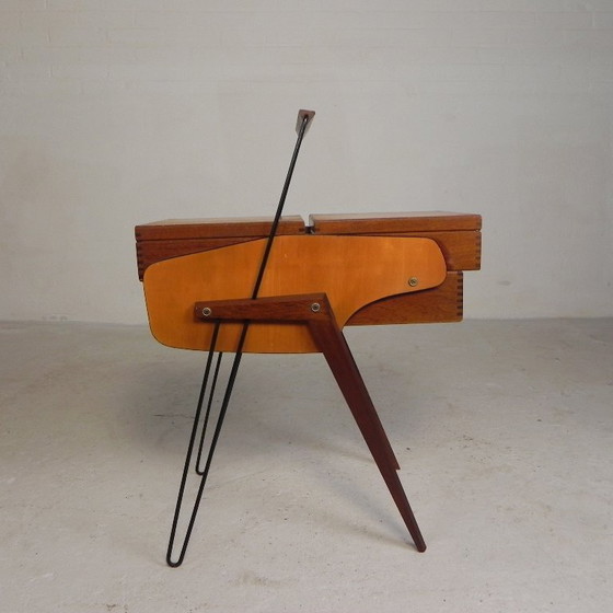 Image 1 of Coffre à couture vintage, coffre de rangement pliable à pieds inclinés, années 1950