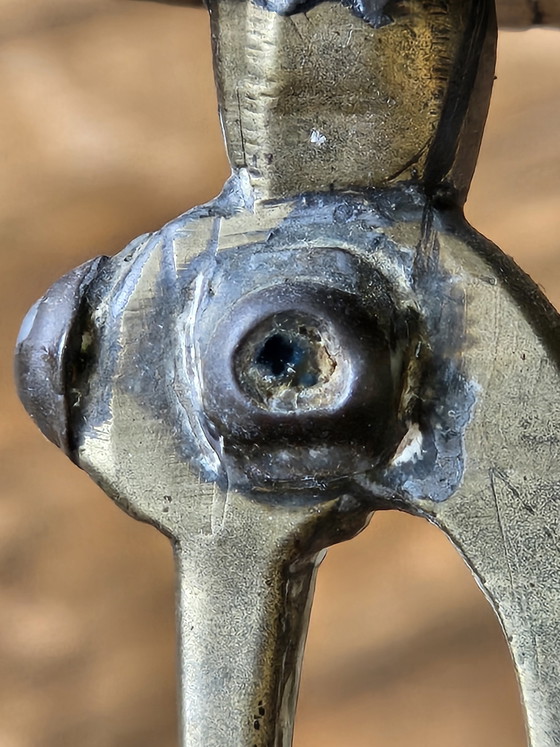 Image 1 of Zeldzame Grote Koreaanse Messing Altaarkandelaar (40 cm) – Met Blauwe Oogjes