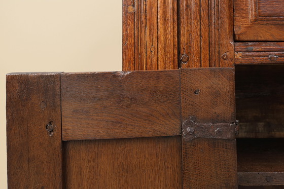 Image 1 of Armario belga de una sola puerta, tallado a mano, del siglo XVI en roble macizo.