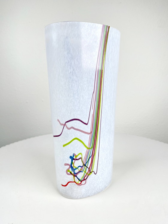 Image 1 of Vase vintage en verre d'art blanc de Kosta Boda - Vase arc-en-ciel de Bertil Vallien - Style minimaliste scandinave MCM