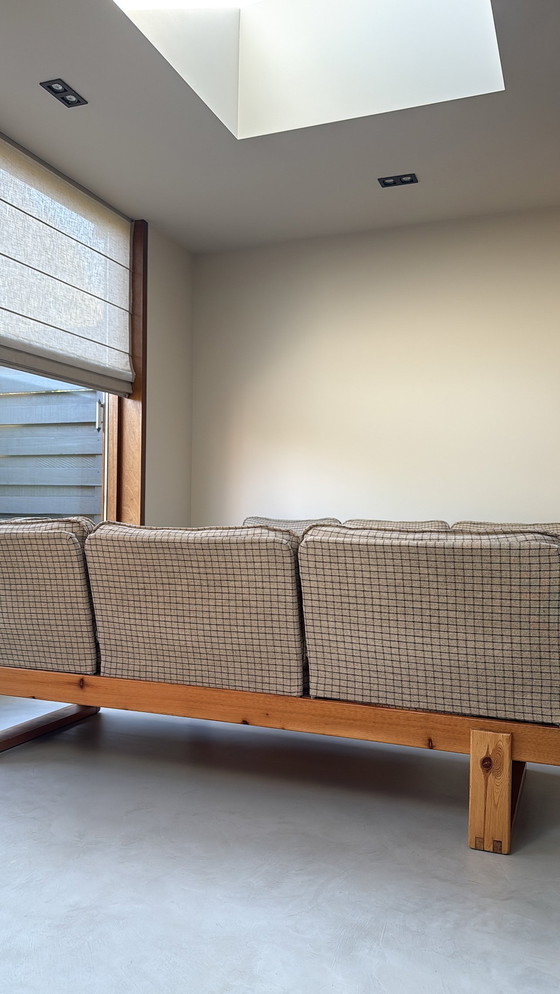 Image 1 of Dos sofás suecos antiguos y una mesa de pino.