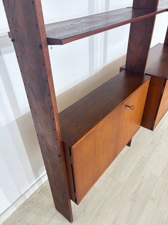 Image 1 of Silla voladiza de teca de mediados de siglo / Estantería de pared / Sistema de estanterías de la década de 1960