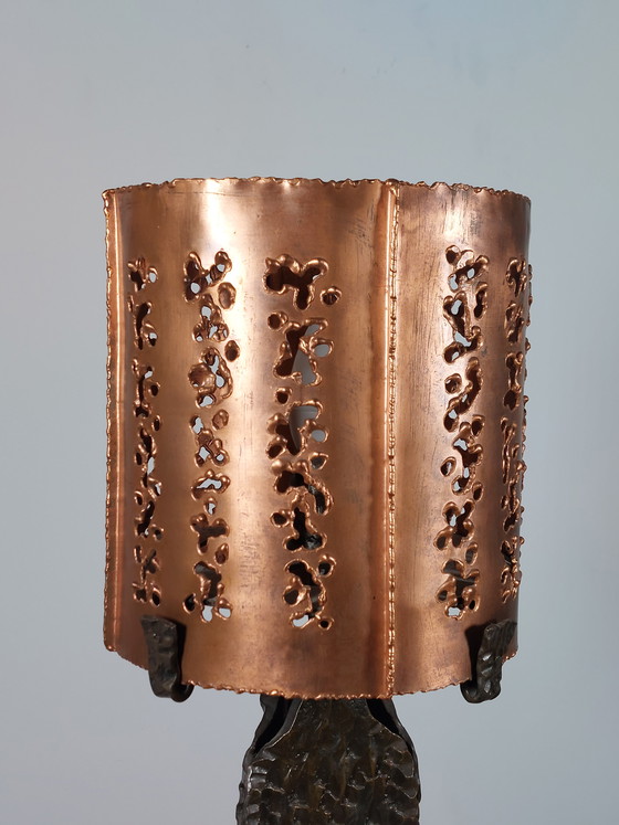 Image 1 of Vintage metalen brutalistische tafellamp uit het midden van de vorige eeuw, gemaakt van smeedijzer.