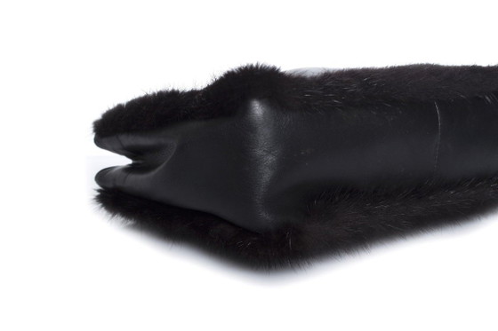 Image 1 of Gianni Versace, borsa vintage in pelle nera con pelliccia
