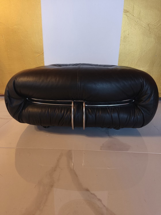 Pouf ottoman Cassina Soriana en cuir noir, années 70 – Sofas, Leather (photo 8 of 11)