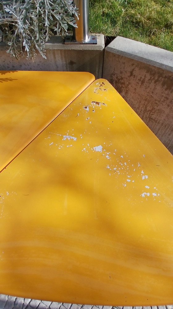 Image 1 of Driehoekige tafel /Peter Ghyczy/ Vintage