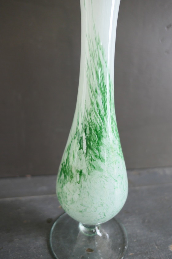 Image 1 of Vase Vintage en verre blanc vert