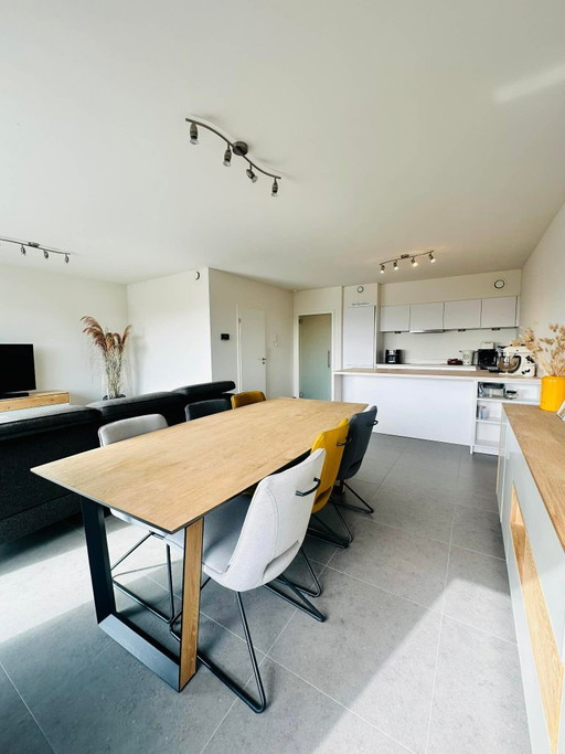 Ensemble XOOON Darwin : buffet, meuble TV, table et chaises, table basse, table à manger et fauteuil.