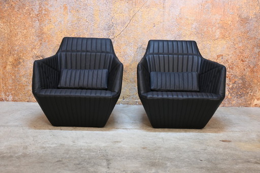 Nouveaux fauteuils Facet Ligne Rose, revêtus de cuir noir exclusif