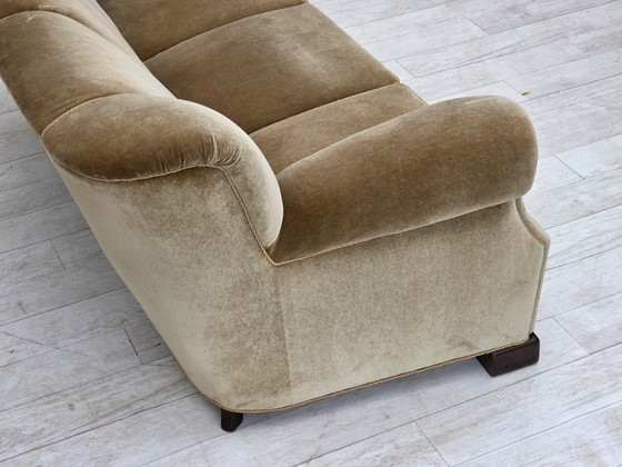Image 1 of Deense driezitsbank uit de jaren 60, bekleed met groen meubelvelours en voorzien van eikenhouten poten.