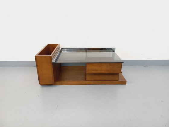 Image 1 of Vintage modernistische rechthoekige salontafel met houten nissen, chroom en rookglas uit de jaren 70.