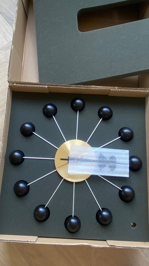Vitra George Nelson Ball Clock – klokken, Wood (photo 2 of 5)