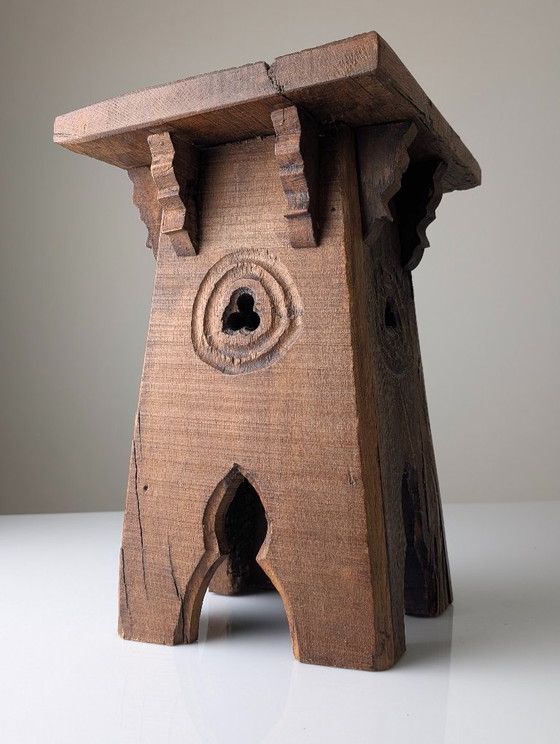 Image 1 of Taburete monástico de roble con pedestal y perforaciones de trébol, estilo neogótico francés, década de 1900.