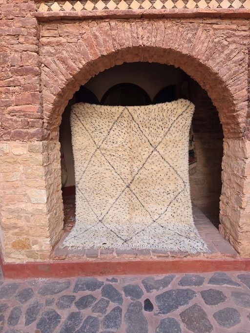 Tapis Beni Ourain à poils longs et à pois, 220 x 164 cm