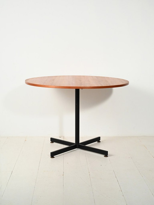 Table ronde scandinave en teck avec piètement en métal