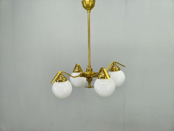 Image 1 of Lámpara de araña Art Déco ajustable de latón con cristal opalino, década de 1930.