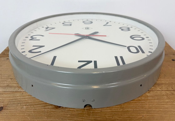 Grande horloge murale industrielle grise de TN, années 1960 – Pendules, Verre, Fer (photo 12 of 15)